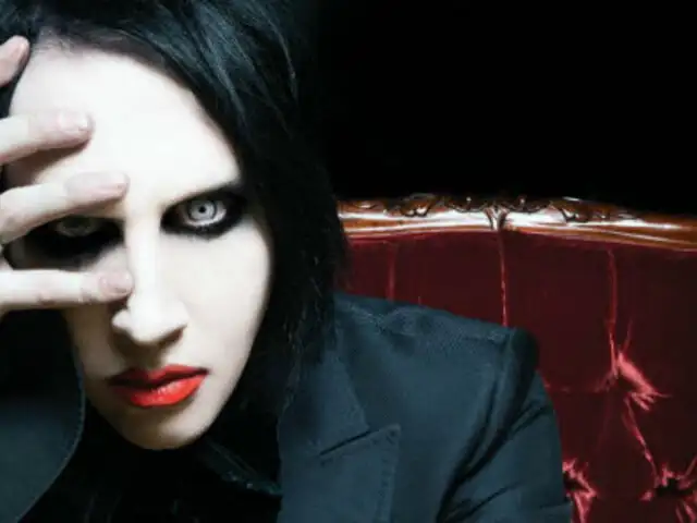 Rocían con agua bendita a cantante Marilyn Manson en Moscú
