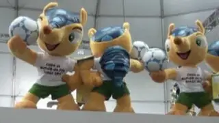 Enemigos Públicos y su recorrido por la tienda oficial de la FIFA en Río de Janeiro