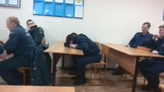 Joven se duerme en clase y sus compañeros le juegan una terrible broma