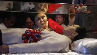 Filipinas: Imelda Marcos celebra cumpleaños con momia de su difunto marido