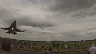 VIDEO: avión caza F16 casi impacta contra una multitud en Inglaterra