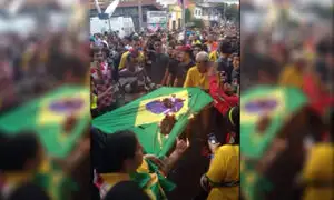 Mundial 2014: hinchas cariocas queman bandera nacional de Brasil