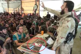 Siria: líder rebelde fue blanco de burlas tras exhibir una libreta de Hello Kittty