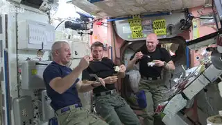 Astronauta Alexander Gerst compartió imágenes de cómo almuerza en el espacio