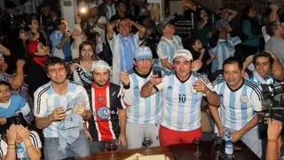 Así celebraron los argentinos en el Perú el pase de su selección a la final