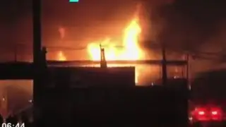 Incendio consumió más de 30 puestos en mercado de Puente Piedra