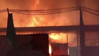 Puente Piedra: incendio consume decenas de puestos en mercado Huamantanga