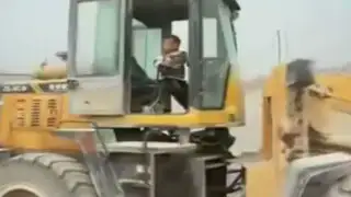 VIDEO: sólo en China un niño de 5 años puede manejar una excavadora