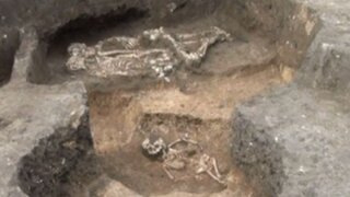 Rusia: arqueólogos descubren dos esqueletos abrazados de la Edad de Bronce