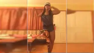 VIDEO: brasileña sorprende al bailar samba con una pierna ortopédica