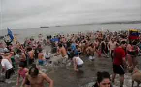 Bañistas se dieron un ‘chapuzón’ en gélidas aguas del Estrecho de Magallanes