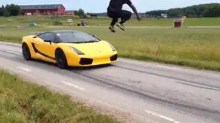 Suecia: un hombre salta sobre un Lamborghini que iba a 130 km/h