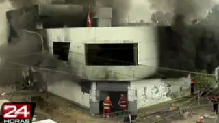 Incendio destruye almacén de llantas y cochera en San Martín de Porres