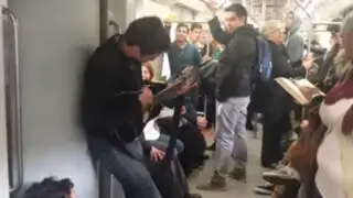Chile: cantante callejero causa furor en el Metro de Santiago