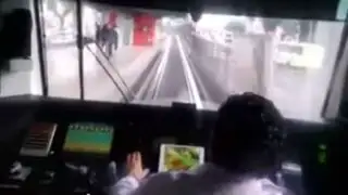 México: hombre se distrae jugando con su tablet mientras conduce un tren