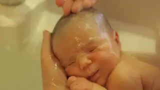 Sorprendente baño relajante hace creer a bebé que aún está en el útero