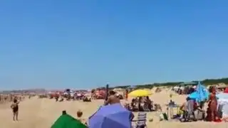 Inusual tornado atemoriza a bañistas en playa de España