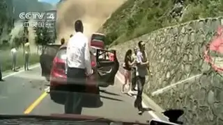 VIDEO: deslizamiento de rocas causó pánico en una carretera de China