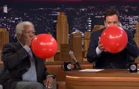 Lo hizo otra vez: Morgan Freeman cambió su voz tras inhalar helio