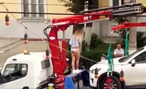 VIDEO: mujer hizo un striptease para que la grúa no se lleve su vehículo