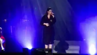 VIDEO: Laura Pausini dejó ver partes íntimas durante su concierto en Lima