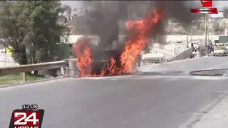 Insólito: bomberos apagaron auto en llamas utilizando baldes con agua