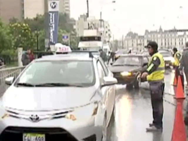 Inician operativo para multar a taxis que no tengan franjas a cuadros