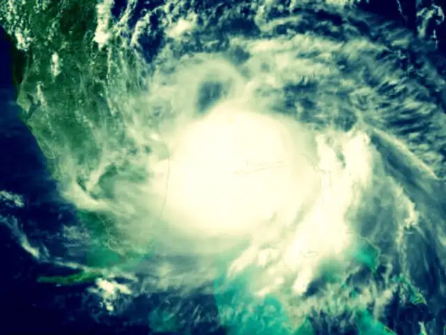 Tormenta Arthur se convierte en huracán con vientos de 120 kilómentros