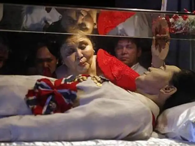 Filipinas: Imelda Marcos celebra cumpleaños con momia de su difunto marido