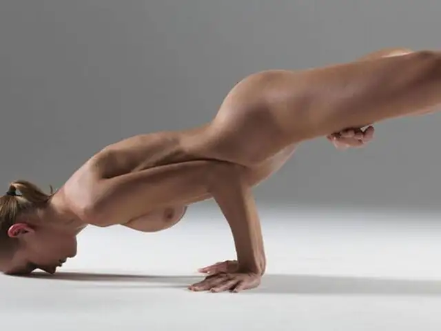FOTOS: Luba Shumeyko y sus espectaculares poses de yoga al desnudo