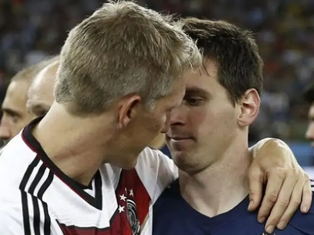 El consuelo de Bastian Schweinsteiger a Lionel Messi tras la final del Mundial
