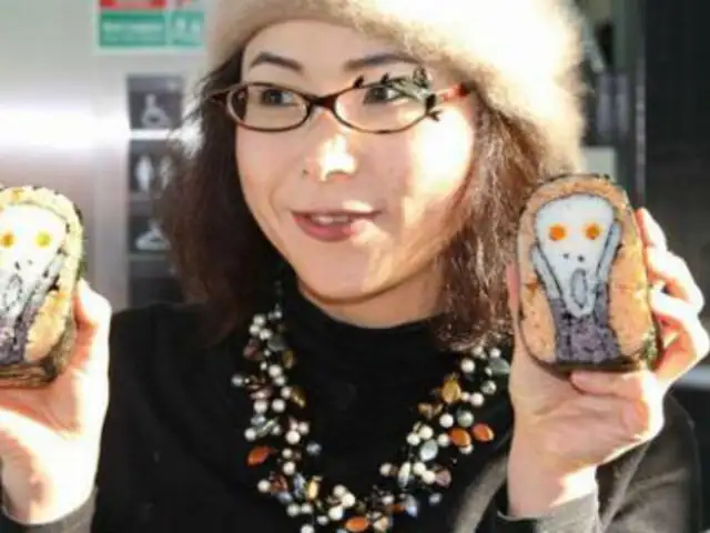 Conoce a la artista japonesa que hace obras de arte en rollos de sushi