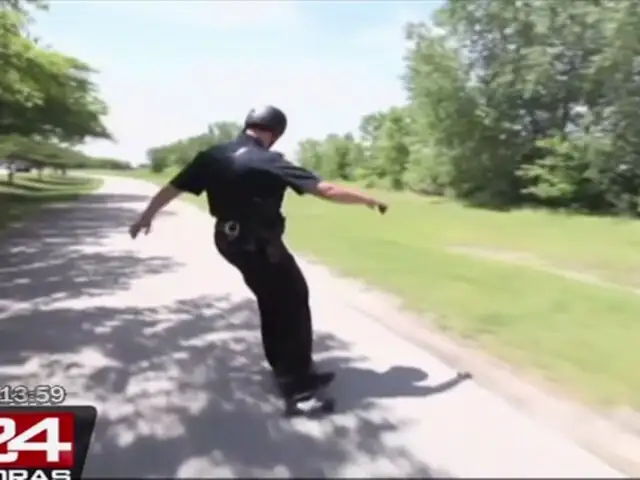 Policía sorprende a ciudadanos tras patrullar las calles en patineta