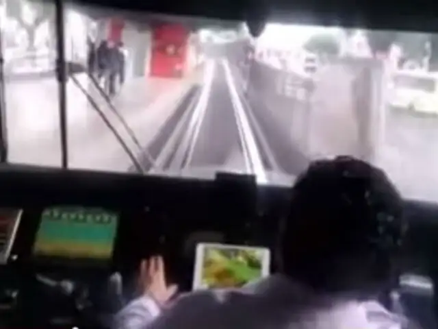 México: hombre se distrae jugando con su tablet mientras conduce un tren