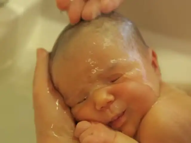 Sorprendente baño relajante hace creer a bebé que aún está en el útero