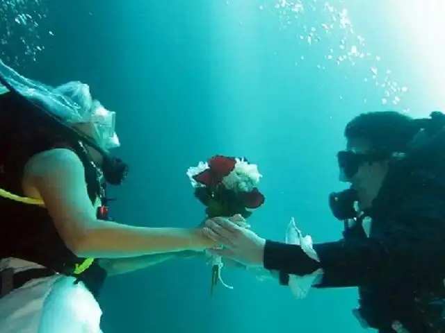 México: joven pareja contrajo matrimonio bajo el agua