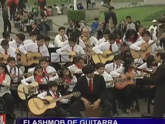 El 'flashmob' musical de Pepe Torres por Fiestas Patrias