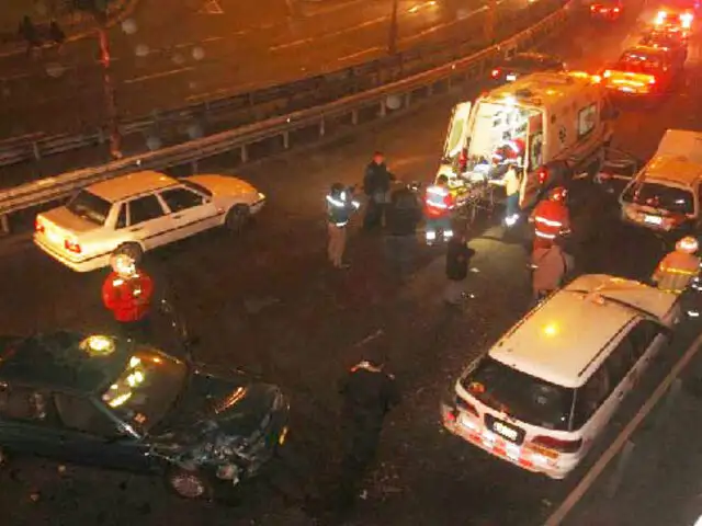 Aparatoso accidente de tránsito dejó dos personas heridas en la Vía Expresa
