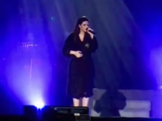 VIDEO: Laura Pausini dejó ver partes íntimas durante su concierto en Lima