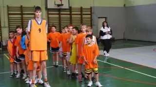 Robert Bobroczky, el adolescente rumano que mide más de 2,23 metros