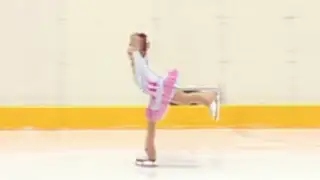 Niña rusa de 3 años sorprende con talento para patinar sobre hielo