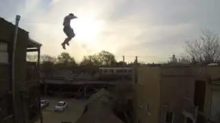 EEUU: deportista sorprende con espectacular salto desde una azotea