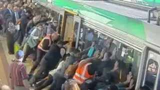 Australia: pasajeros rescatan a hombre atrapado en estación de trenes