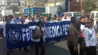 ATE: médicos del Ministerio de Salud en huelga bloquearon la Carretera Central