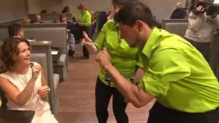 Meseros sordos sorprendieron a clientes de un restaurante en Canadá
