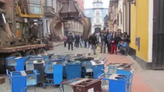 Municipalidad de Lima destruye 200 carritos incautados a vendedores ambulantes
