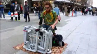 'Pipe Guy', el hombre que impresiona al mundo haciendo música con tubos