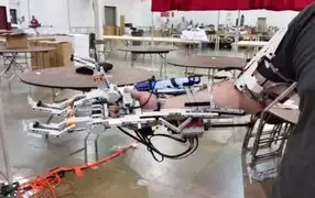 VIDEO: Hombre construyó brazo cyborg con piezas de Lego