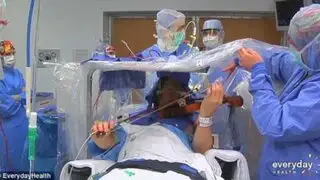 Increíble: músico toca el violín mientras le practican una operación en el cerebro