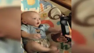 Reacción de un bebé frente a un control remoto se convierte en viral
